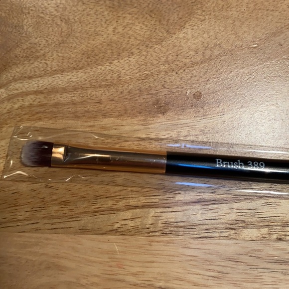 AISLING ORGANICS | Eco-Luxe Eyeshadow Brush 389 - Picture 3 of 4